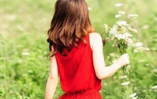 属狗女生本命年送什么  红色开运助运的礼物都适合