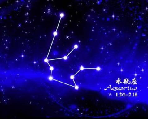 A型血水瓶座，有较强的个人主义，认为爱情是神圣的