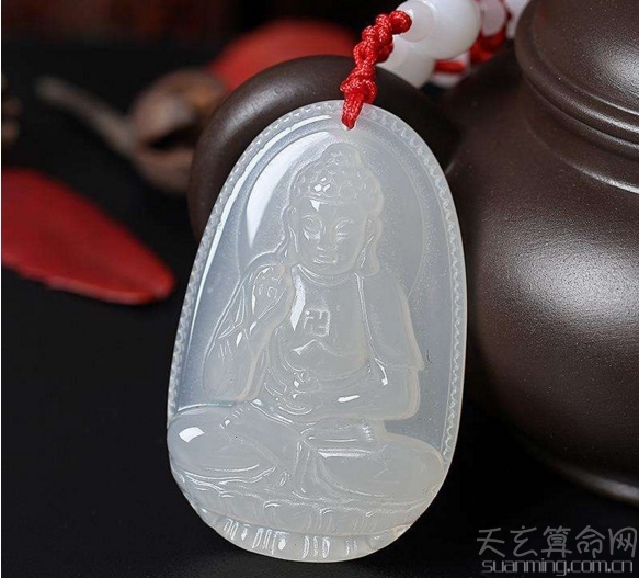 2019年属猪本命年佩戴什么饰物好 属猪的本命佛以及红色饰物都是不错的选择