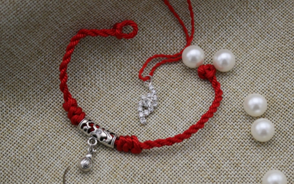 属马的本命年需要穿戴什么 靠红色化解本命年的不顺