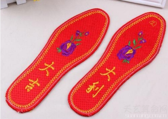属狗女生本命年送什么  红色开运助运的礼物都适合